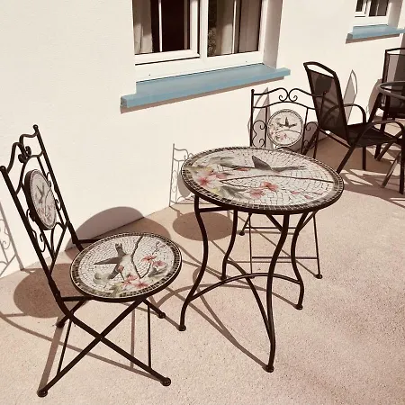 Comfortable In Quiet Coastal Community *