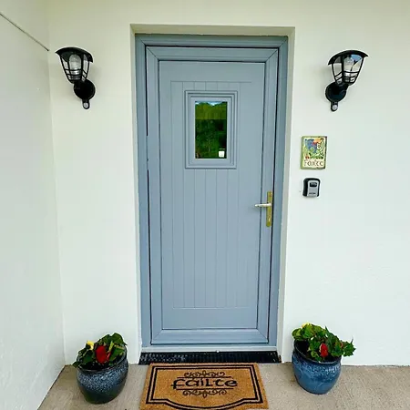 Comfortable In Quiet Coastal Community *