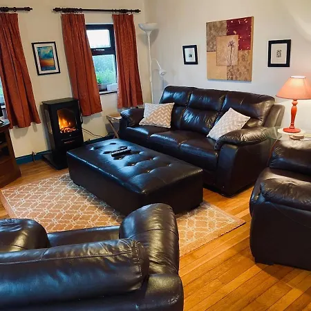 Comfortable In Quiet Coastal Community